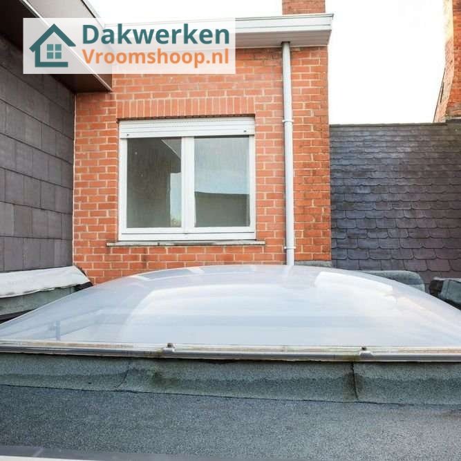 Inspectie van een plat dak met lichtkoepel Inspectie van een plat dak in vroomshoop met lichtkoepel